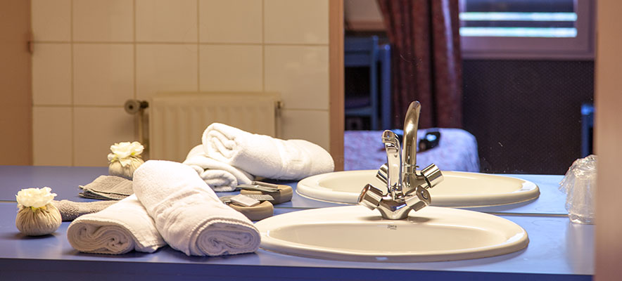 Salle de bains de chambre d'hotel avec baignoire 